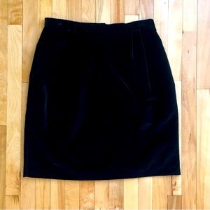 Vintage 80s black velvet pencil skirt
size:15 
Made in Canada 🇨🇦